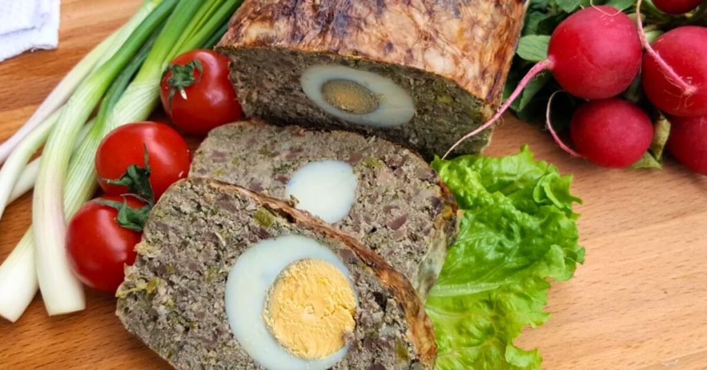 Slices of Romanian drob