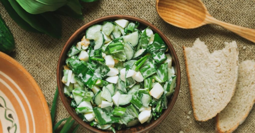 Leurda Salad in a bowl with bread aside